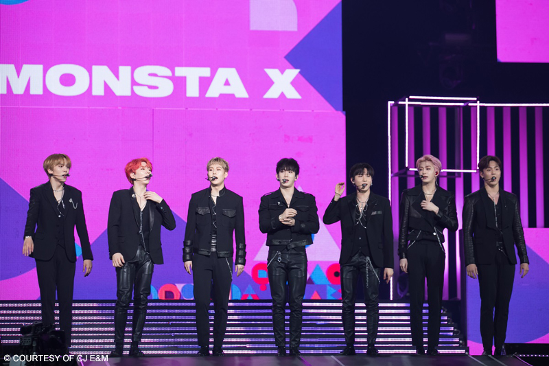 「MONSTA X」