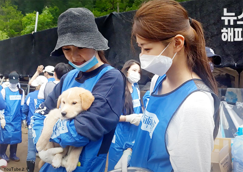 TWICE  ツウィに抱きかかえられ、穏やかな表情を見せる子犬