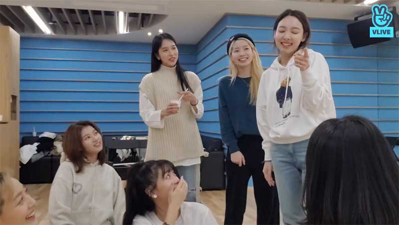 ミスしたツウィのマネをするナヨン（TWICE／VLIVE）