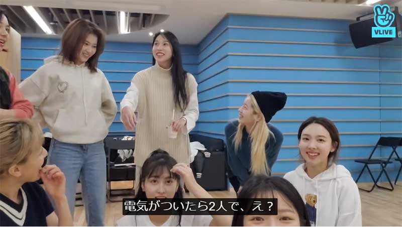 顔を見合わせて驚いたときを再現するミナ（TWICE／VLIVE）