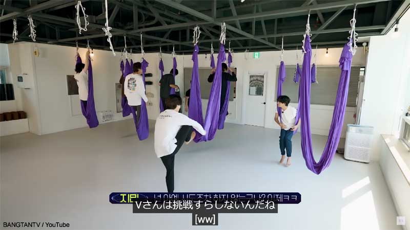 Vを見て驚くジミン